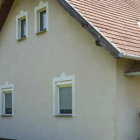 Apartment Amazing In W/ Wifi And 2 Bedrooms Kehidakustány